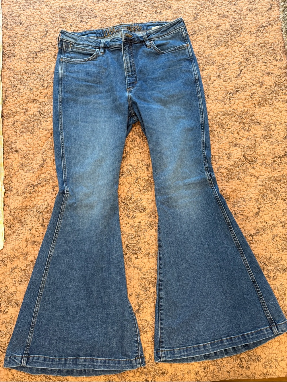 Women’s Wrangler Flared Jeans - High Rise